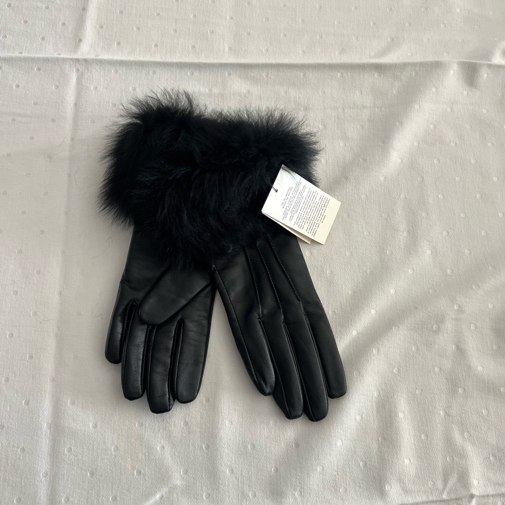 Elegant Black Fur-Trimmed Gloves